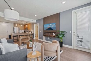 Smart TV, offices - Chic 2-Bed, 2-Bath Apartment near Temple Square (Salt Lake City)