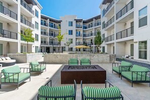 Terrace/patio - Elegant 2BR Apartment Near Iconic Temple Square (Salt Lake City)