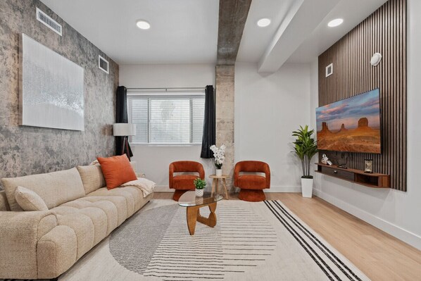 Smart TV, computer monitors