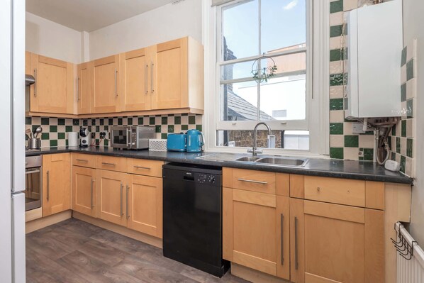 Frigorífico, microondas, horno y placa de cocina