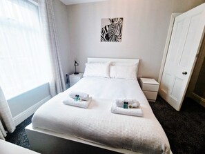 4 bedrooms, iron/ironing board, Internet, bed sheets