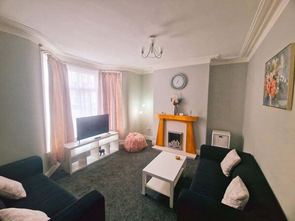 TV, fireplace