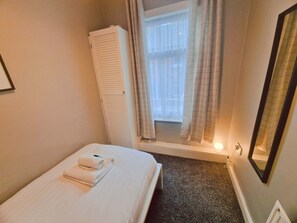 4 bedrooms, iron/ironing board, internet, bed sheets