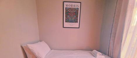 4 bedrooms, iron/ironing board, Internet, bed sheets