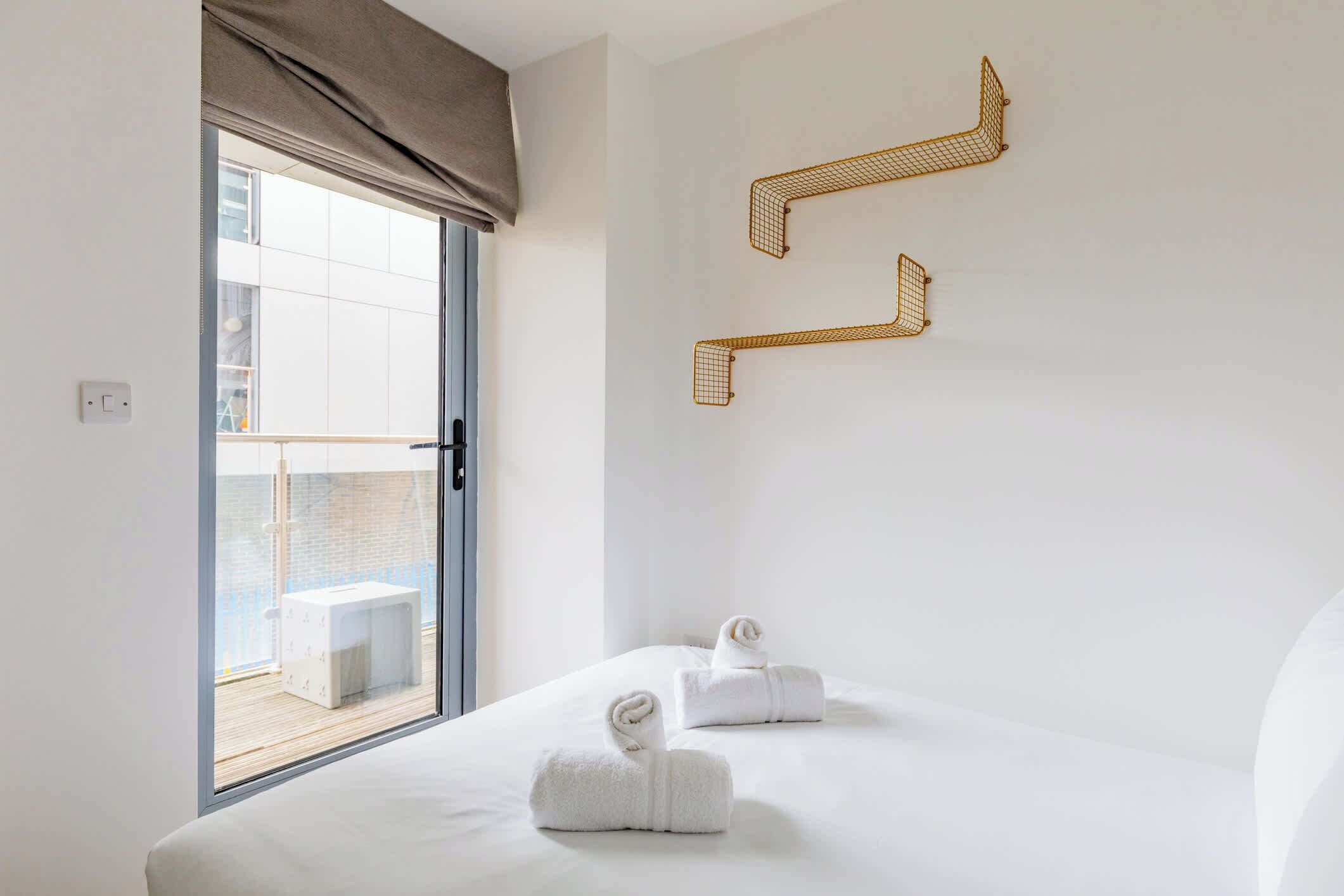 3 bedrooms, iron/ironing board, internet, bed sheets