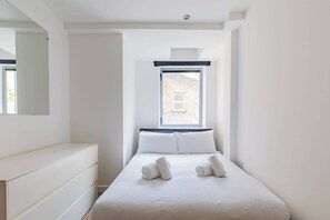 3 bedrooms, iron/ironing board, internet, bed sheets