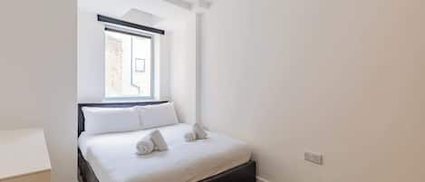 3 soverom, strykejern/-brett, internettilgang og sengetøy