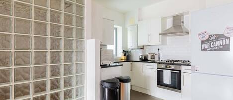 Kylskåp, mikrovågsugn, ugn och spishäll