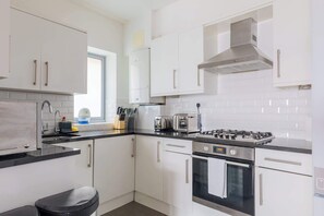 Fridge, microwave, oven, stovetop - Light-Filled 3BD Flat in Trendy East London (Greater London)