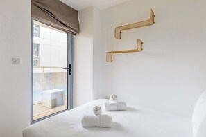 3 habitaciones, tabla de planchar con plancha, internet y ropa de cama 