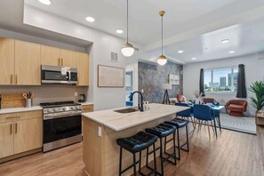 Cookware/dishes/utensils - 2BR SLC Gem Steps from City Creek (Salt Lake City)