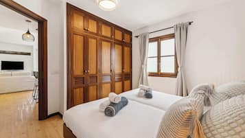 1 slaapkamer, een bureau, een strijkplank/strijkijzer, reisbedje