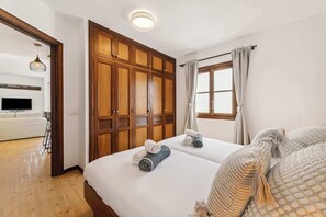 1 slaapkamer, een bureau, een strijkplank/strijkijzer, reisbedje