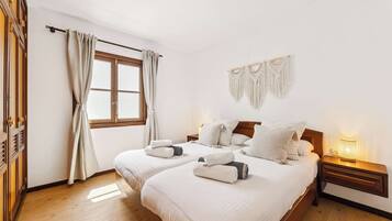 1 dormitorio, escritorio, tabla de planchar con plancha y cuna de viaje