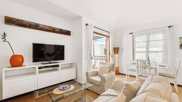 Una televisión, un reproductor de DVD, una oficina