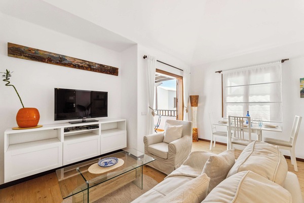 ☀️ Luz atlántica, 🌊 arte marino y una calma que lo envuelve todo. Aquí, el salón no es solo un espacio: es el ❤️ del refugio, donde cada mañana empieza con claridad y cada noche termina en paz. 🛋️✨