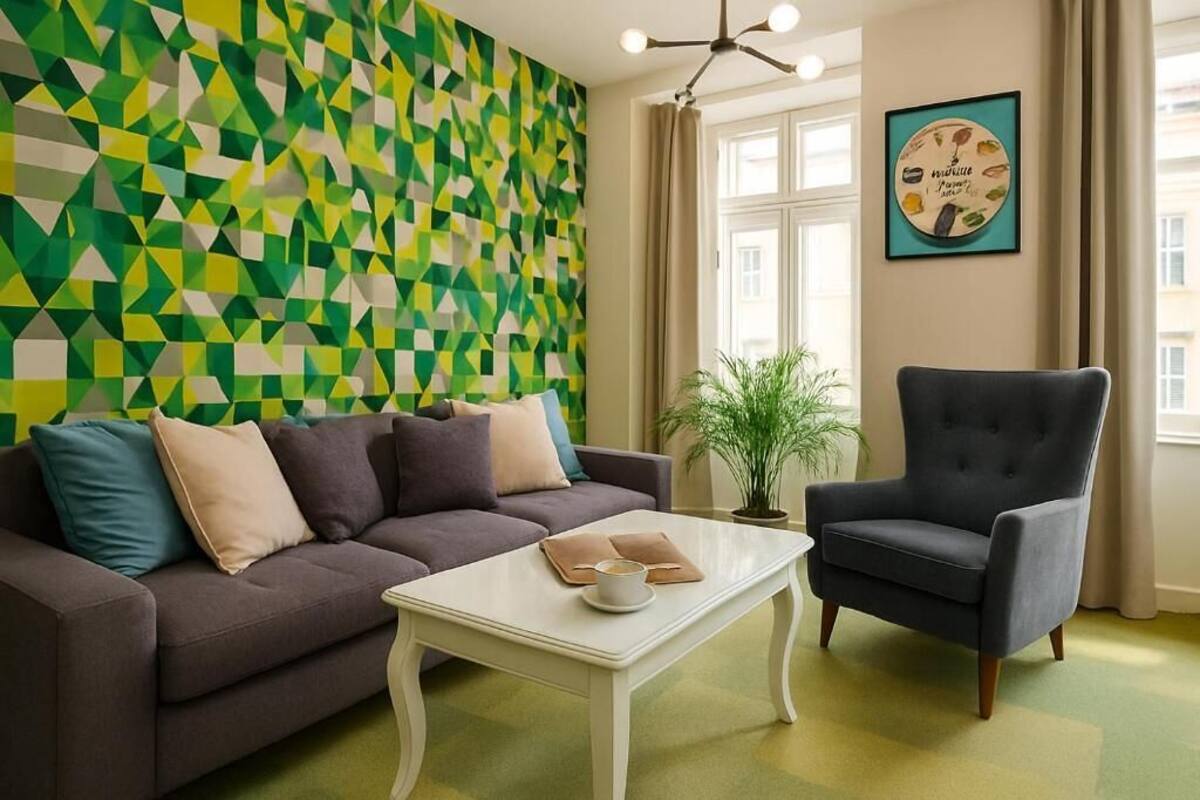 Ett modernt vardagsrum med en vägg som har ett geometriskt mönster, en soffa, ett soffbord och en fåtölj.