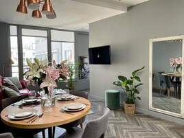 华丽套房 | 笔记本电脑工作区、遮光窗帘、隔音、熨斗/熨衣板