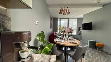 Postazione laptop, tende oscuranti, insonorizzazione