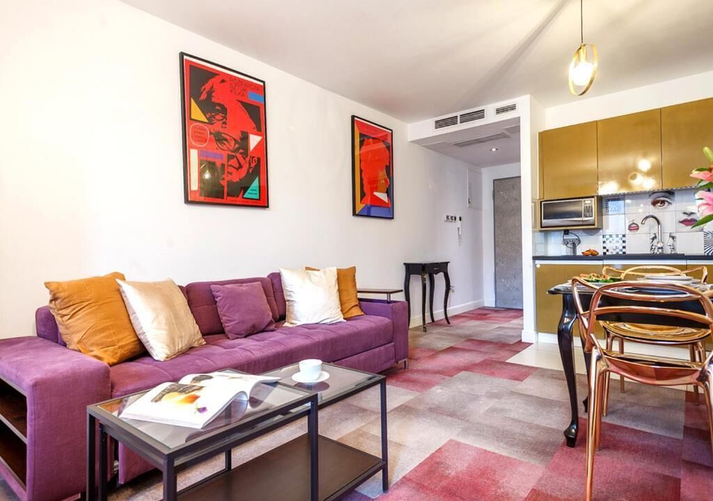 Comfort suite | Woonkamer | Een 12-inch plasmatelevisie met kabelzenders