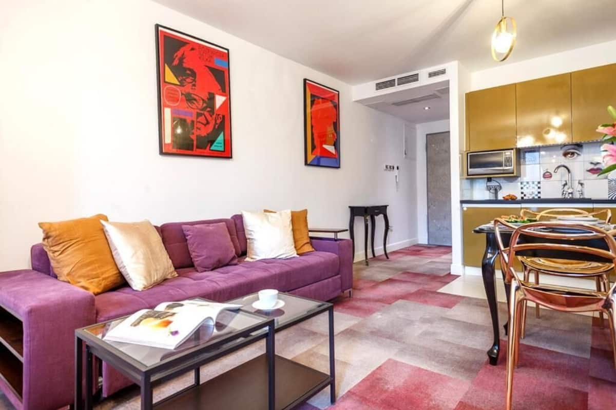 Suite Confort | Salle de séjour | Téléviseur au plasma de 12 po avec télévision par cùble