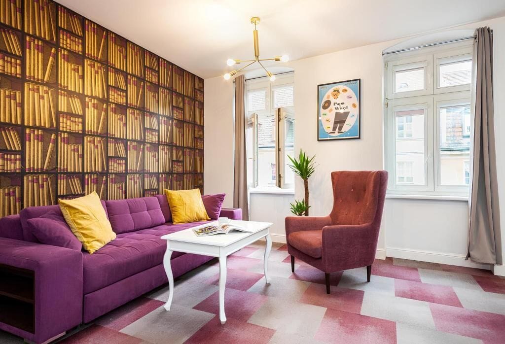 Comfort suite | Woonruimte | Een 12-inch plasmatelevisie met kabelzenders