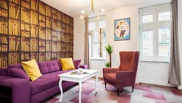 Suite Confort | Área de sala de estar | Televisión de plasma de 12 pulgadas con canales por cable