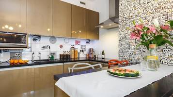 Suite Confort | Cocina privada | Refrigerador, microondas, horno y parrilla de estufa