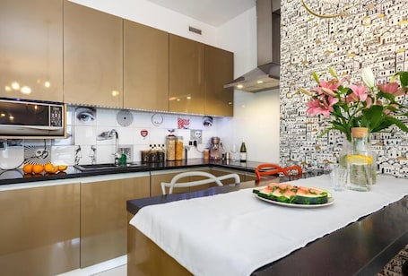 Comfort Suite | Private kitchen | Fridge, microwave, oven, stovetop