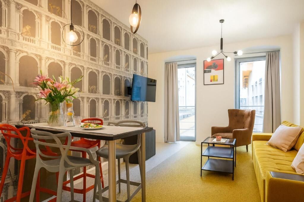 Comfort suite | Woonruimte | Een 12-inch plasmatelevisie met kabelzenders