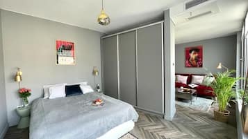 Deluxe Suite | Laptop workspace, blackout curtains, soundproofing, iron/ironing board