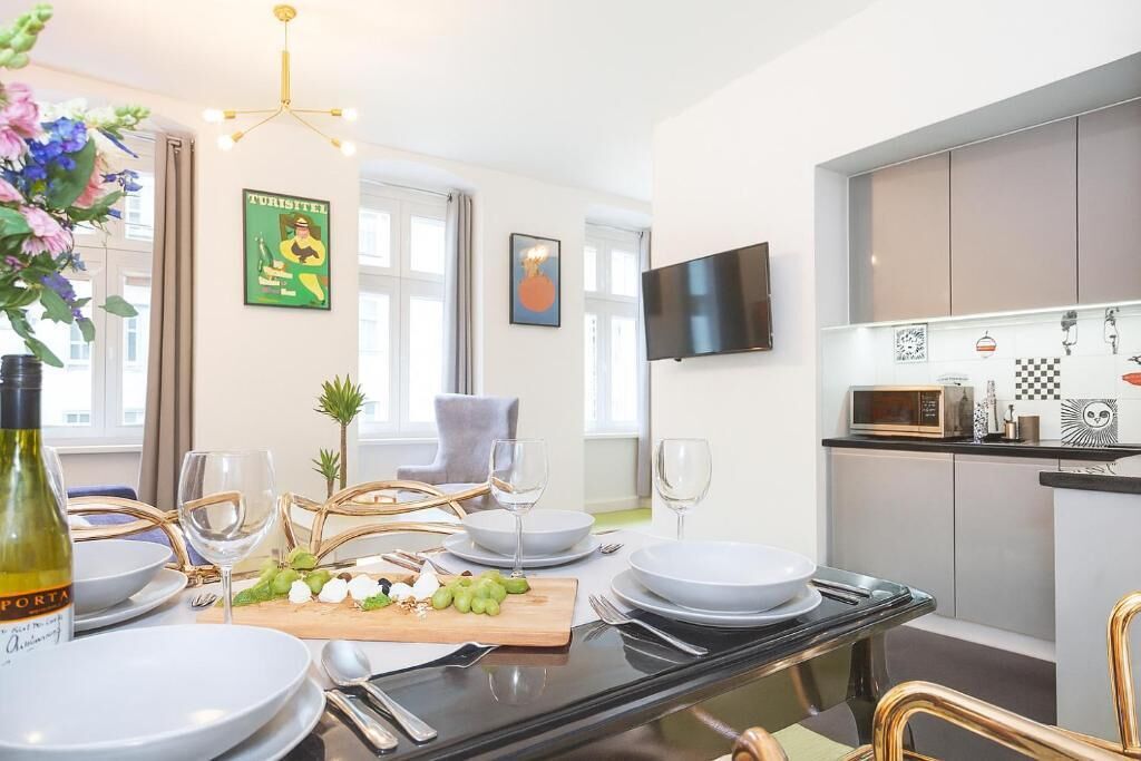 Comfort suite | Privékeuken | Een koelkast, een microgolfoven, een oven, een kookplaat