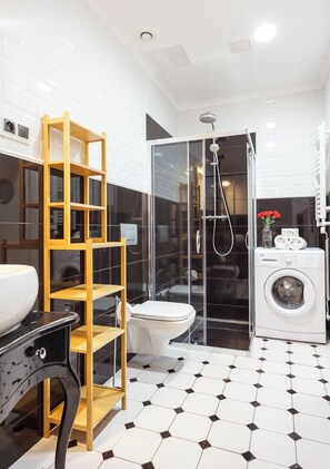 Espacio para trabajar con laptop y cortinas blackout