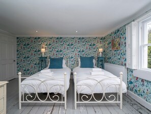 4 bedrooms, iron/ironing board, free WiFi, bed sheets - Charming 3 Bedroom House next to Victoria Park | Pass the Keys (Bath)