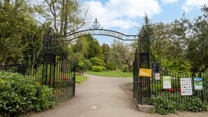 A gated entrance to a botanical garden with a pathway leading through it. - Charming 3 Bedroom House next to Victoria Park | Pass the Keys (Bath)