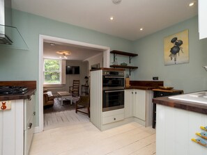 Frigorífico, microondas, horno y lavavajillas