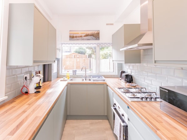 Fridge, microwave, oven, coffee/tea maker