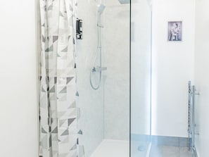 Dusche, Haartrockner, Handtücher