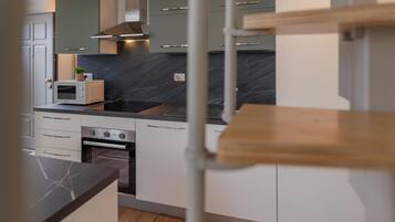 KĂŒhlschrank, Mikrowelle, Ofen, Herdplatte