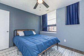 Tabla de planchar con plancha, wifi y ropa de cama 