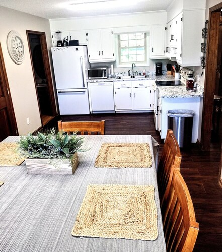 Camp Creek Cottage 3br, 2ba w Outdoor Tent & Grill