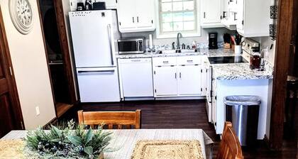 Camp Creek Cottage 3br, 2ba w Outdoor Tent & Grill