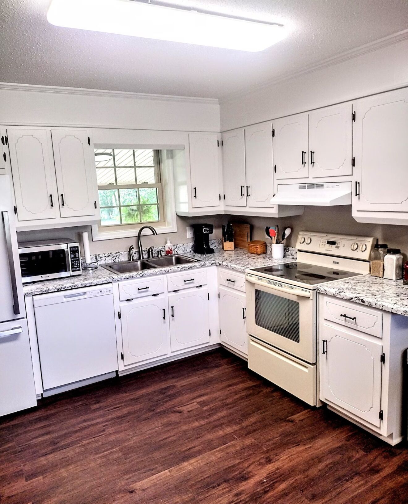 Mikrowelle, Ofen, Herdplatte, Geschirrspüler