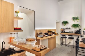 Petit déjeuner en libre-service compris tous les jours