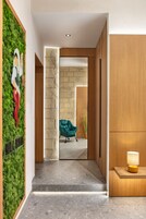 Minibar, escritorio, wifi gratis y ropa de cama 