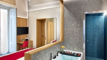 Doppia Luxury, balcone, vista cortile | Bagno | Asciugacapelli, asciugamani, sapone, shampoo