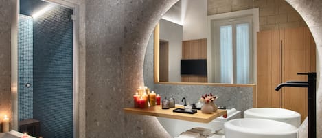 Chambre Double Luxe, balcon, vue cour intérieure | Salle de bain