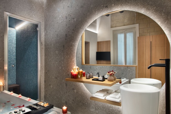 Luxury Double Room, Balcony, Courtyard View | Bathroom | Hair dryer, slippers, bidet, towels