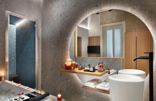 Luxury Double Room, Balcony, Courtyard View | Bathroom