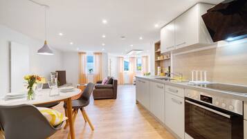 Kühlschrank, Mikrowelle, Ofen, Herdplatte